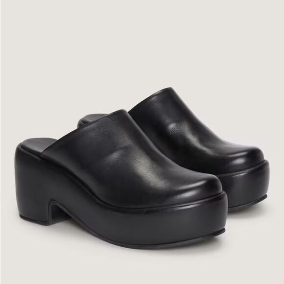 Everlane Shoes - NEW EVERLANE The Puffa Clog in black leather